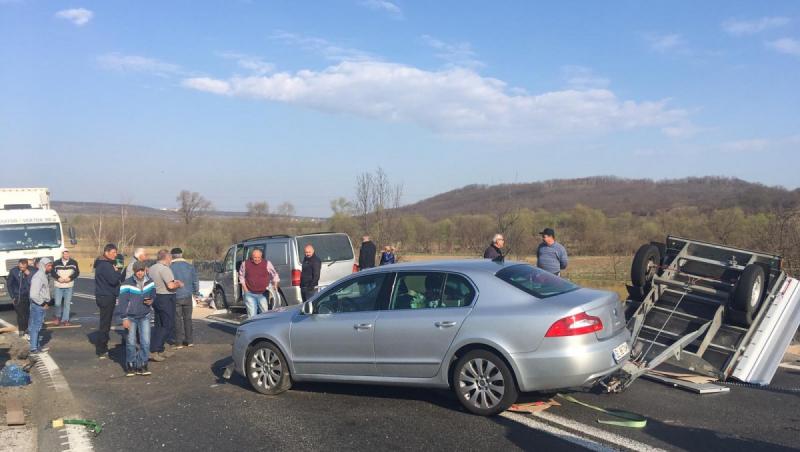 Accident grav la Sibiu! O mașină și un microbuz s-au ciocnit și zeci de obiecte s-au împrăștiat pe drum (FOTO)