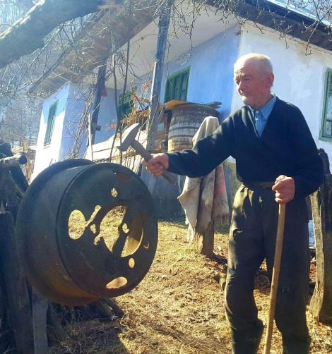 La 93 de ani, tataie Ion traversează dealurile să ia o pâine și bate gongul dacă are nevoie de vecini! Bun venit în Piscu Reghiului, satul care își bate ultimele clipe de viață