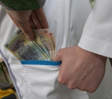 Chirurgul i-a refuzat "atenția", așa că s-a adresat managerului spitalului din Bistrița: "Vă rog să-i dați plicul cu bani"