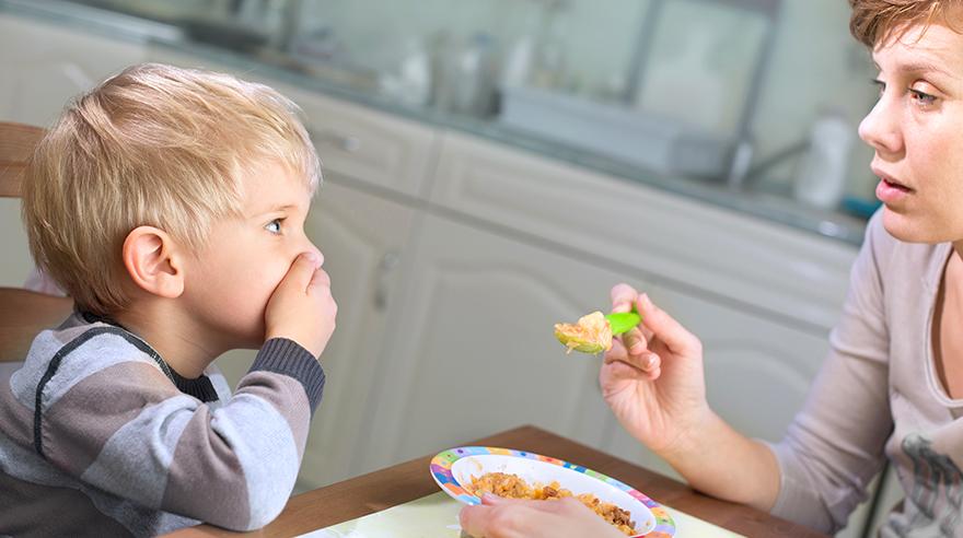 Copilul tău refuză să mănânce? Atenţie, faci greşeli grave de care nu îţi dai seama!