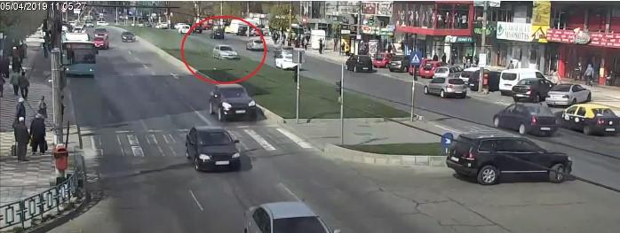 S-a crezut &icirc;n avion! Un șofer din Galați &bdquo;și-a luat zborul&rdquo; peste un scuar, din cauza vitezei