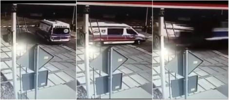 Ambulanță spulberată de tren, după o greșeală a șoferului. Cei doi medici au murit pe loc. Imagini șocante!