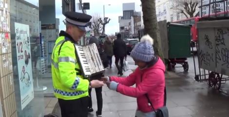 Spectacol pe o stradă din Marea Britanie, oferit de o cerșetoare româncă și un polițist! Bărbatul i-a luat acordeonul și a uimit pe toată lumea