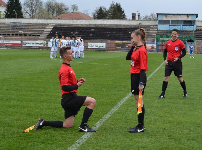 &Icirc;n loc să scoată cartonașul roșu, a scos inelul de logodnă! Un arbitru și-a cerut iubita de soție pe terenul de fotbal