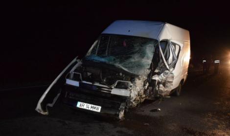 Accident grav în județul Arad! Două microbuze cu pasageri s-au ciocnit frontal, iar unul dintre șoferi era băut la volan