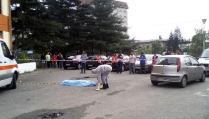 Sf&acirc;rșit tragic! Un t&acirc;năr de 17 ani s-a aruncat de pe un bloc cu 10 etaje! Care a fost motivul