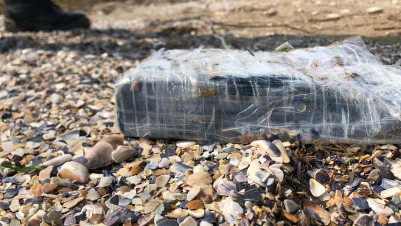 Plajele continuă să fie invadate de pachete cu droguri aduse de valuri. Litoralul românesc, în centrul atenţiei internaţionale