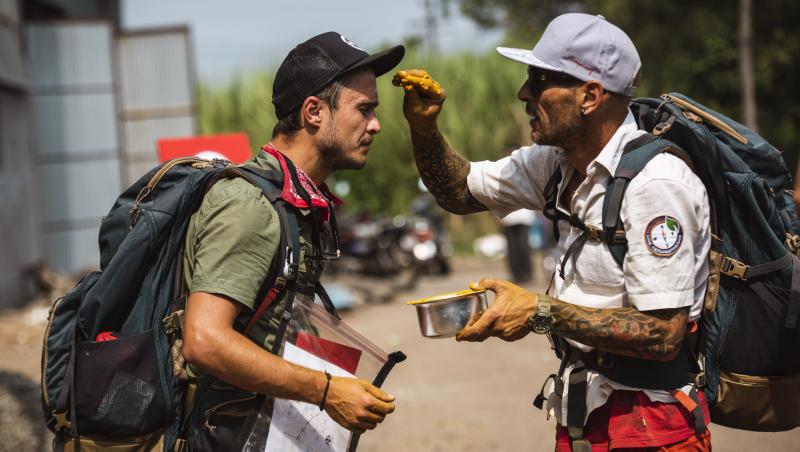 Vedetele de la „Asia Express” au trăit aventuri pe cinste! Au vopsit coarne de vaci, au dat localnicii cu turmeric pe față și și-au ars gâtul cu supă fierbinte de chili!