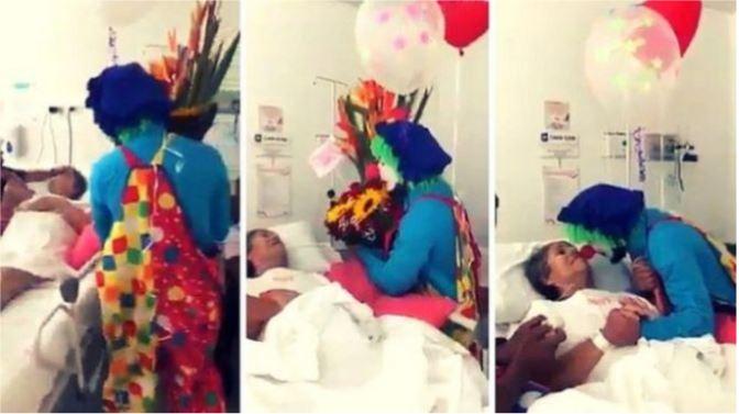 S-a &icirc;mbrăcat &icirc;n clovn pentru a-și face face bunica să r&acirc;dă pentru ultima dată pe patul de moarte