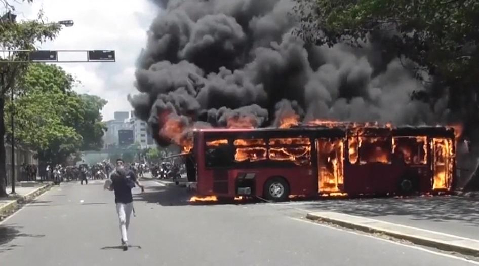 &Icirc;ncepe războiul civil! Scene de groază: sute de răniți, mașini incendiate și militari ieșiți &icirc;n stradă