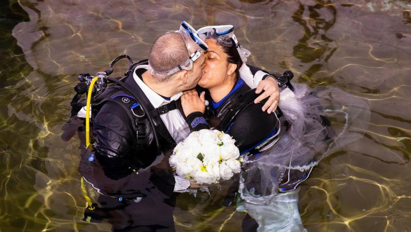 Au vrut să se căsătorească în locul pe care îl iubesc. Cei doi au spus „DA” sub apă, înconjurați de rechini - Foto