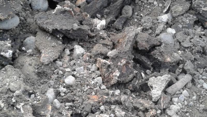 Panică pe un șantier din Vrancea! Muncitorii au fugit speriați când au văzut peste ce au dat în pământ (FOTO)
