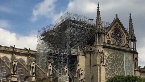 Scriitorul britanic Ken Follett va publica pe 13 iunie un text inedit despre catedrala Notre-Dame