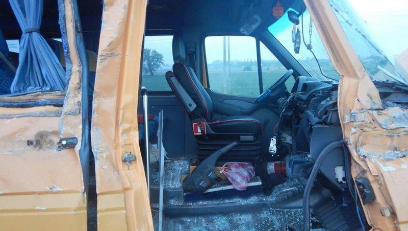 Microbuz plin cu elevi, ce aparține unei firme din Beiuș, implicat într-un accident grav! O adolescentă de 16 ani a murit pe loc