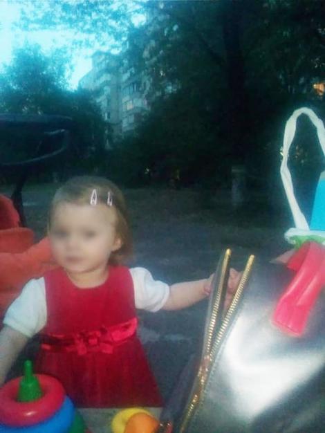 Fetiță de doar doi ani, găsită lângă cadavrele părinților ei, morți de nouă zile! Alexandra a fost dusă de urgență la spital