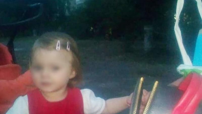 O fetiță de doi ani a fost găsită înfometată lângă cadavrele părinților. Era așezată în brațele mamei moarte