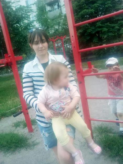 O fetiță de doi ani a fost găsită înfometată lângă cadavrele părinților. Era așezată în brațele mamei moarte
