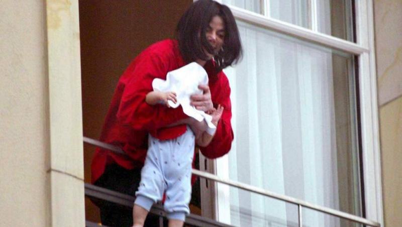 Bebelușul pe care Michael Jackson l-a scos pe o fereastră a crescut! Blanket seamănă izbitor cu megastarul! Imaginea ce a șocat întreaga lume - Foto