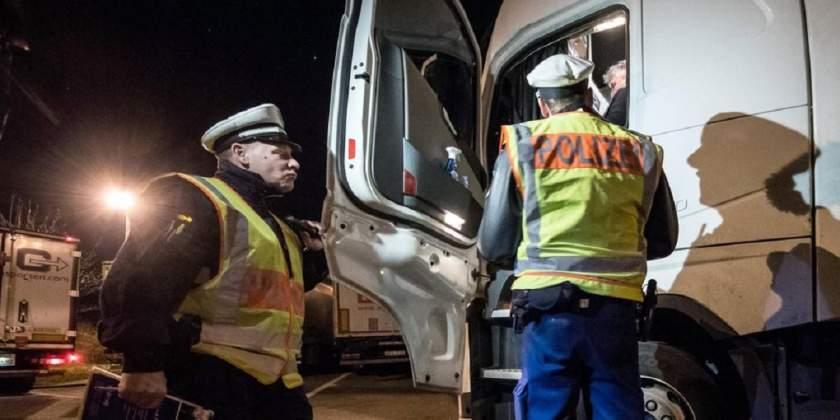 Alcoolemie record pentru doi șoferi rom&acirc;ni de TIR! Polițiștii nemți au &icirc;nlemnit c&acirc;nd au descoperit c&acirc;t "duceau la bord" rom&acirc;nașii