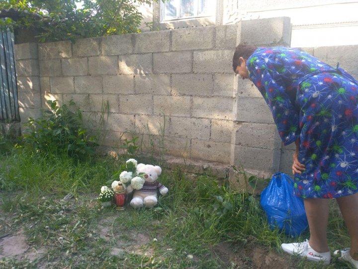 Un băiețel a murit strivit de un bloc de beton. Se urcase pe gard să-și recupereze mingea: Mama a văzut toata scena