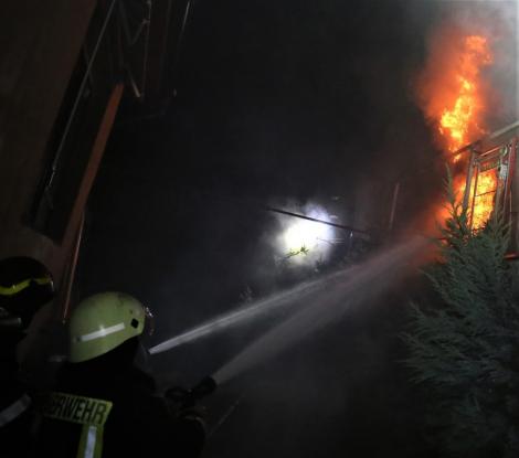 Incendiu puternic la acoperişurile a două imobile din Voluntari. O persoană expusă la fum a fost transportată la spital