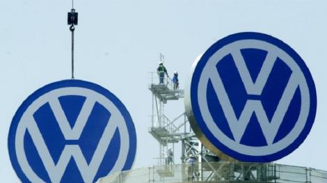 Volkswagen va investi aproape 1 miliard de euro pentru a produce baterii în Germania şi îşi va simplifica structura