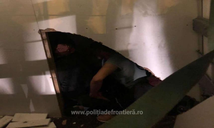 Arad: Zece irakieni şi doi sirieni care &icirc;ncercau să iasă ilegal din Rom&acirc;nia, prinşi de poliţiştii de frontieră de la Nădlac II