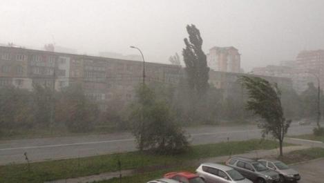 Prăpăd în Bucureşti: Ploi torenţiale, descărcări electrice şi vijelii, până vineri dimineaţa