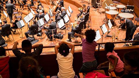 Mozart, "jucăria" preferată a unui copil! Orchestra și publicul au auzit cel mai frumos "Wow" din gura lui, la un concert simfonic