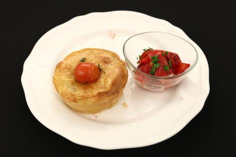 Rețeta Plăcintă cu carne și salată de ardei copți