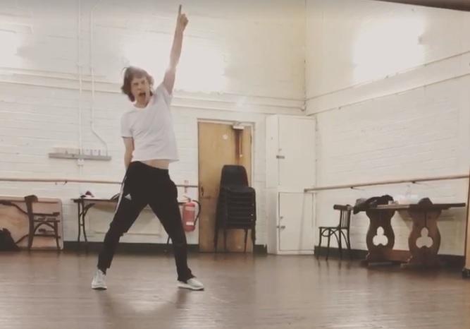 Are 75 de ani și tocmai a fost operat la inimă, dar dansează la fel ca &icirc;ntotdeauna! Mick Jagger a făcut senzație pe internet - Video