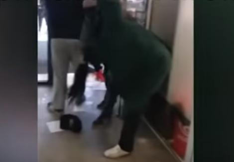Bătaie între o infirmieră și un portar, la Spitalul Judeţean din Timişoara! Momentul a fost filmat. Imagini șocante! – Video