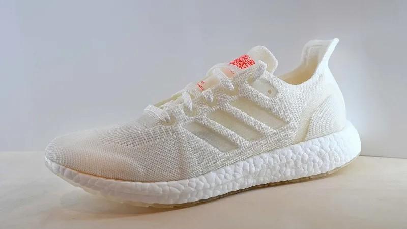 O pereche de pantofi de sport a fost făcută exclusiv din materiale reciclabile