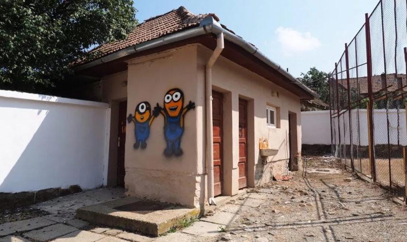 Elevii vor avea toalete &icirc;n școli! Ministrul Educației spune că acest an e ultimul cu WC-uri &icirc;n curte