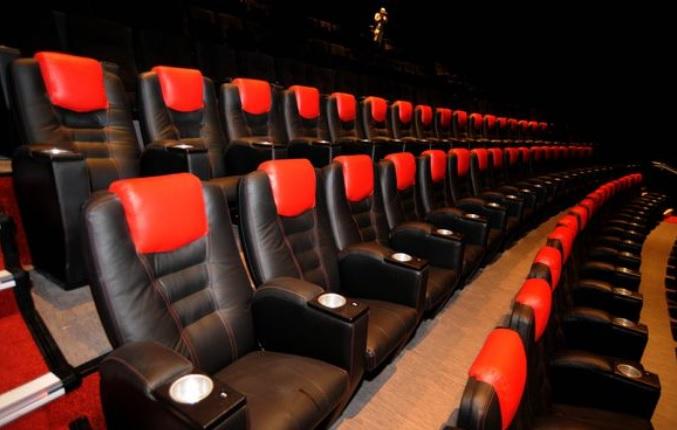 Deces uluitor la cinema! Un t&acirc;năr a murit l&acirc;ngă soția lui, după ce s-a terminat filmul. &bdquo;Am făcut &icirc;ncercări disperate să-l salvez&rdquo;