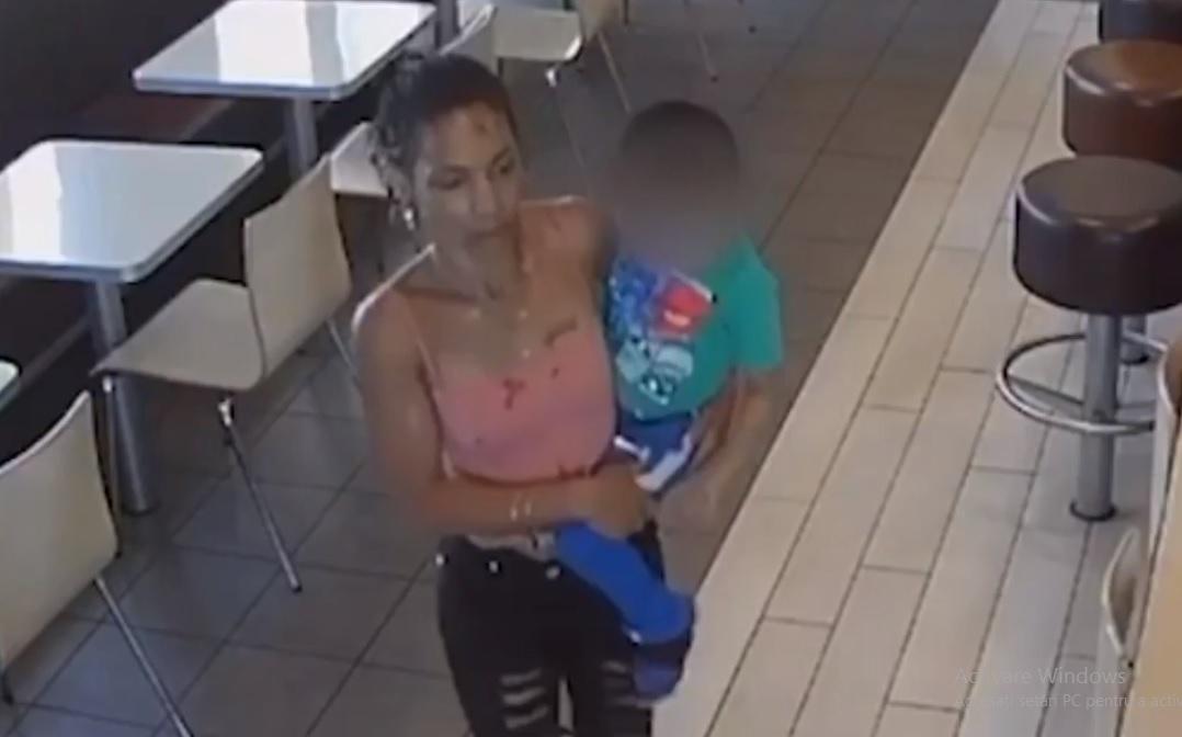 A &icirc;ncercat să răpească un copil dintr-un restaurant, fără să fie observată, dar a fost filmată! Imagini tulburătoare - Video