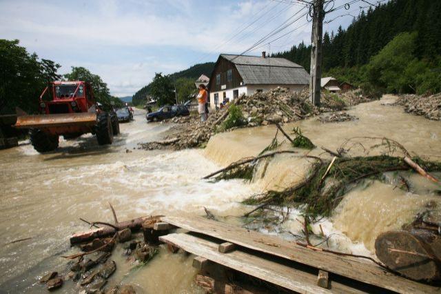 E cod roșu de inundații &icirc;n Rom&acirc;nia. Autoritățile anunță că au fost depășite cotele de pericol