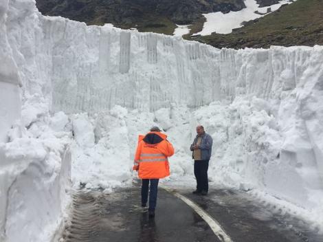 Drumarii au început să cureţe zăpada de pe Transfăgărăşan. În unele locuri, stratul de zăpadă are peste şapte metri