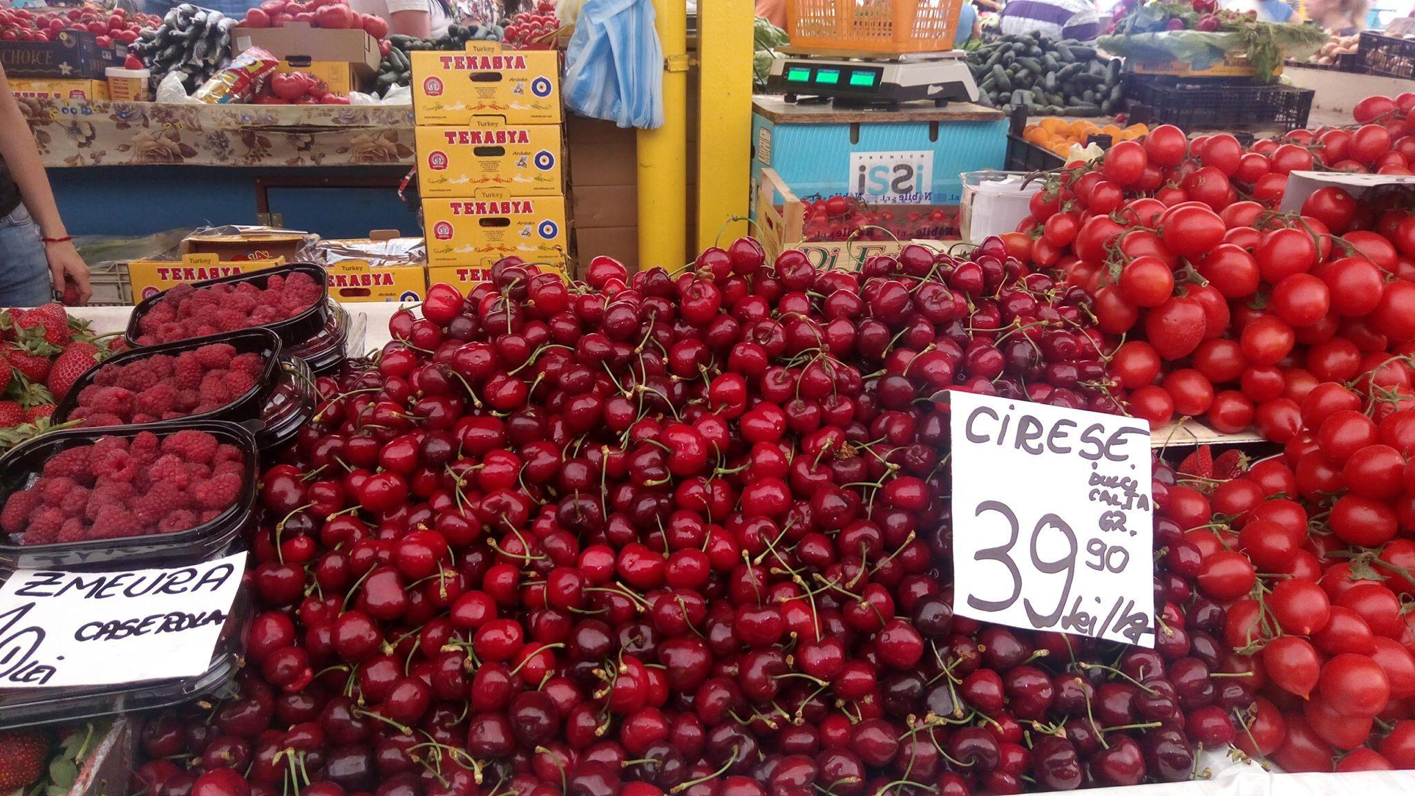 O cunoscută bancă din Rom&acirc;nia afișează cursul valutar &icirc;n... cireșe. C&acirc;te cireșe valorează un euro!
