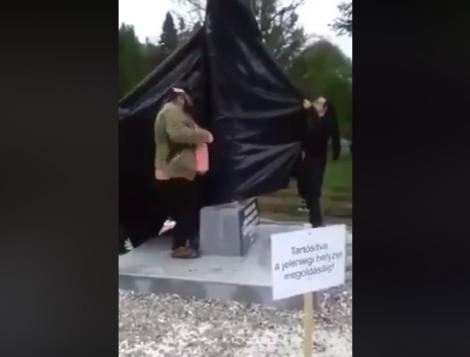 Profanarea crucilor eroilor români de către un grup de unguri, în cimitirul Valea Uzului, a fost filmată! Au fost înregistrați în timp ce le înveleau cu saci de gunoi - Video