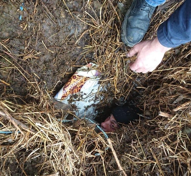 Ca să scape de &icirc;nchisoare, un condamnat din Bacău s-a ascuns &icirc;ntr-un &bdquo;morm&acirc;nt&rdquo;! Cum l-au găsit polițiștii