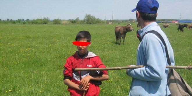 Copilaș de doar 12 ani, v&acirc;ndut ca sclav de propriul tată, la Găești. &bdquo;Eu muncesc, tati ia banii&rdquo;
