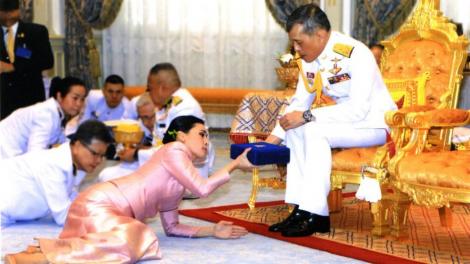 Nuntă mai ceva ca în filme! Regele Thailandei s-a căsătorit cu șefa bodyguarzilor săi și o va face regină!