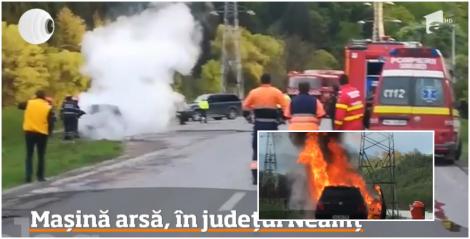 Imagini dramatice în Neamț! O mașină arde ca o torță, pe marginea unui drum intens circulat. Traficul este blocat pe ambele sensuri