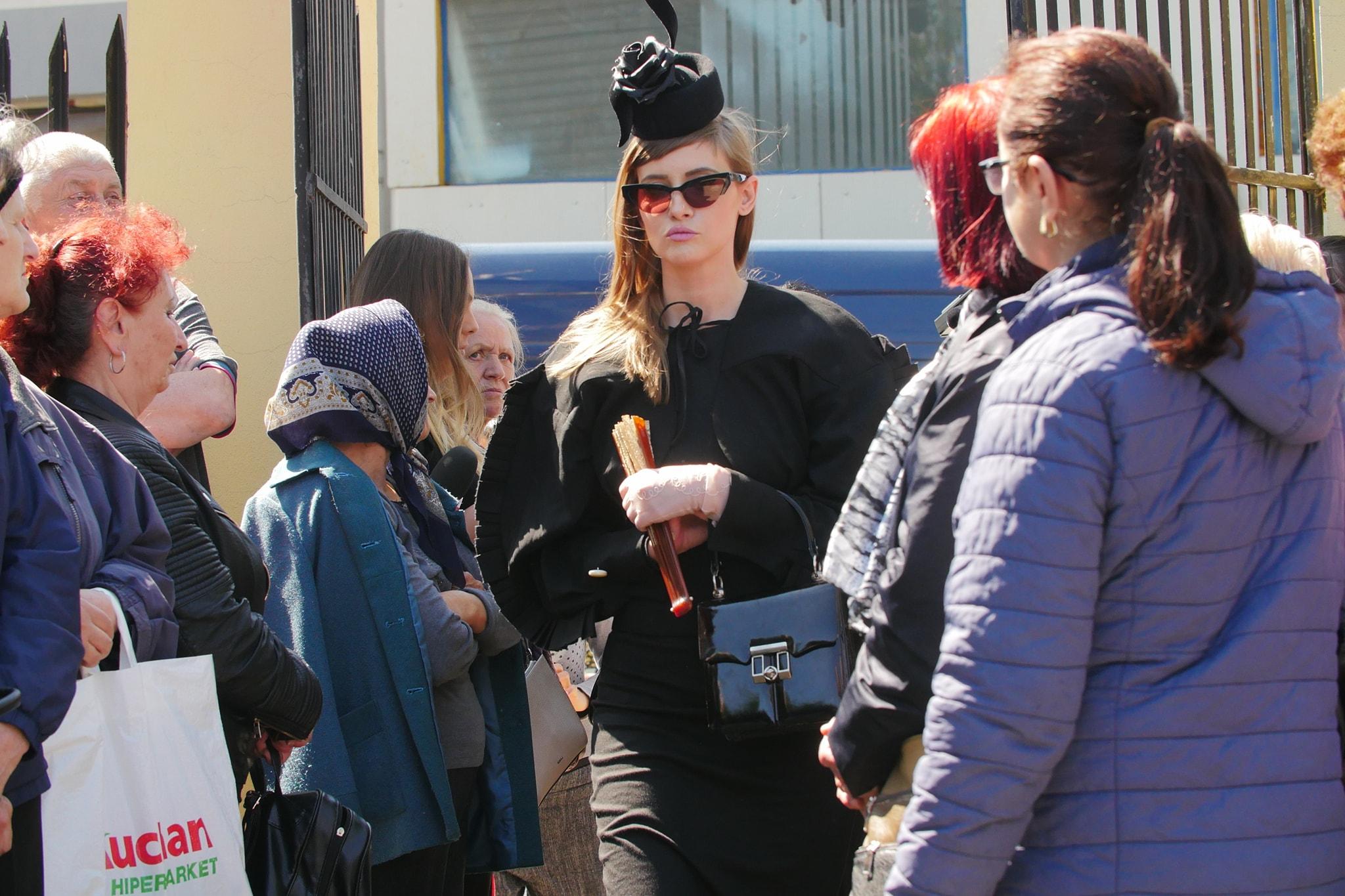 Gestul care a revoltat toată lumea prezentă la &icirc;nmorm&acirc;ntarea lui Răzvan Ciobanu. Iulia Albu a refuzat să facă ce i-a zis preotul!