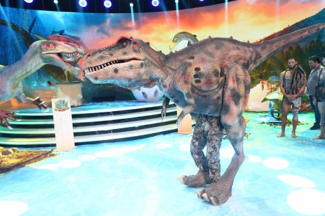 Un dinozaur imens a invadat platoul emisiunii Scena misterelor! Vocea vedetei a fost ghicită imediat