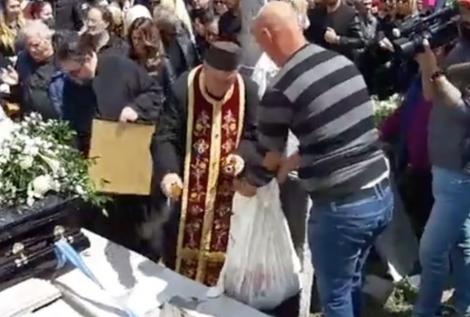 S-a aflat ce se ascundea în sacul de rafie îngropat alături de Răzvan Ciobanu. Preoții le-au sfințit!