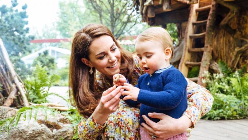 Prințul Louis, surprins în timp ce se juca cu frații săi, în grădina amenajată chiar de Kate Middleton! Prințul William i-a urmărit cu zâmbetul pe buze