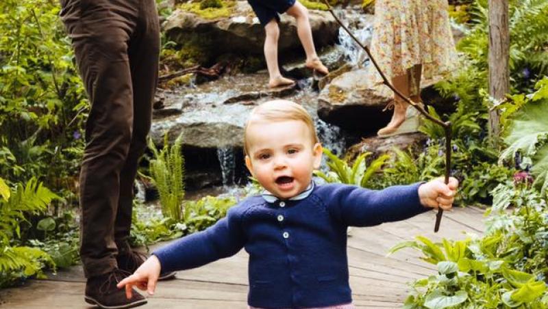 Prințul Louis, surprins în timp ce se juca cu frații săi, în grădina amenajată chiar de Kate Middleton! Prințul William i-a urmărit cu zâmbetul pe buze