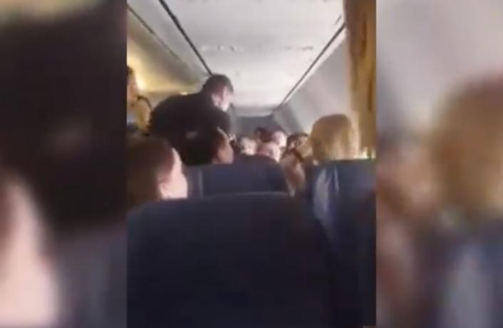 Bătaie &icirc;n avion! Pasageri ai unei aeronave s-au lovit &icirc;n timpul zborului. Atenție, imagini ce vă pot afecta emoțional! - Video